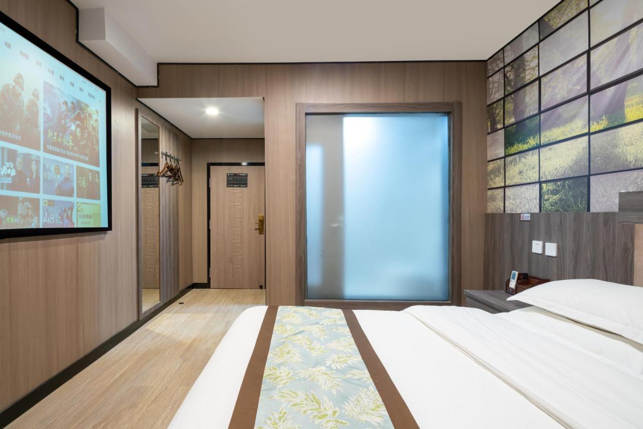 East Sacred Hotel ᴸᴱo---Foreign Accept---Tourism Service English-Speaking 丨 Near Tiananmen Forbidden City丨very Close To Metro Zhangzizhong And Beixinqiao 丨european Foot Ball English丨free Advance Tickets And Laundry Drying Service Coffee Snacks Peking Exteriör bild