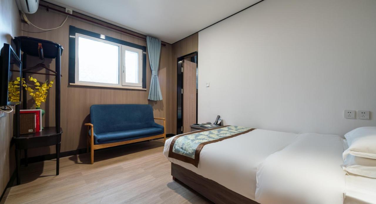 East Sacred Hotel ᴸᴱo---Foreign Accept---Tourism Service English-Speaking 丨 Near Tiananmen Forbidden City丨very Close To Metro Zhangzizhong And Beixinqiao 丨european Foot Ball English丨free Advance Tickets And Laundry Drying Service Coffee Snacks Peking Exteriör bild