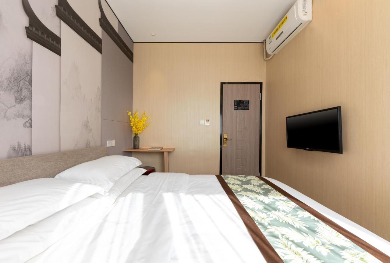 East Sacred Hotel ᴸᴱo---Foreign Accept---Tourism Service English-Speaking 丨 Near Tiananmen Forbidden City丨very Close To Metro Zhangzizhong And Beixinqiao 丨european Foot Ball English丨free Advance Tickets And Laundry Drying Service Coffee Snacks Peking Exteriör bild