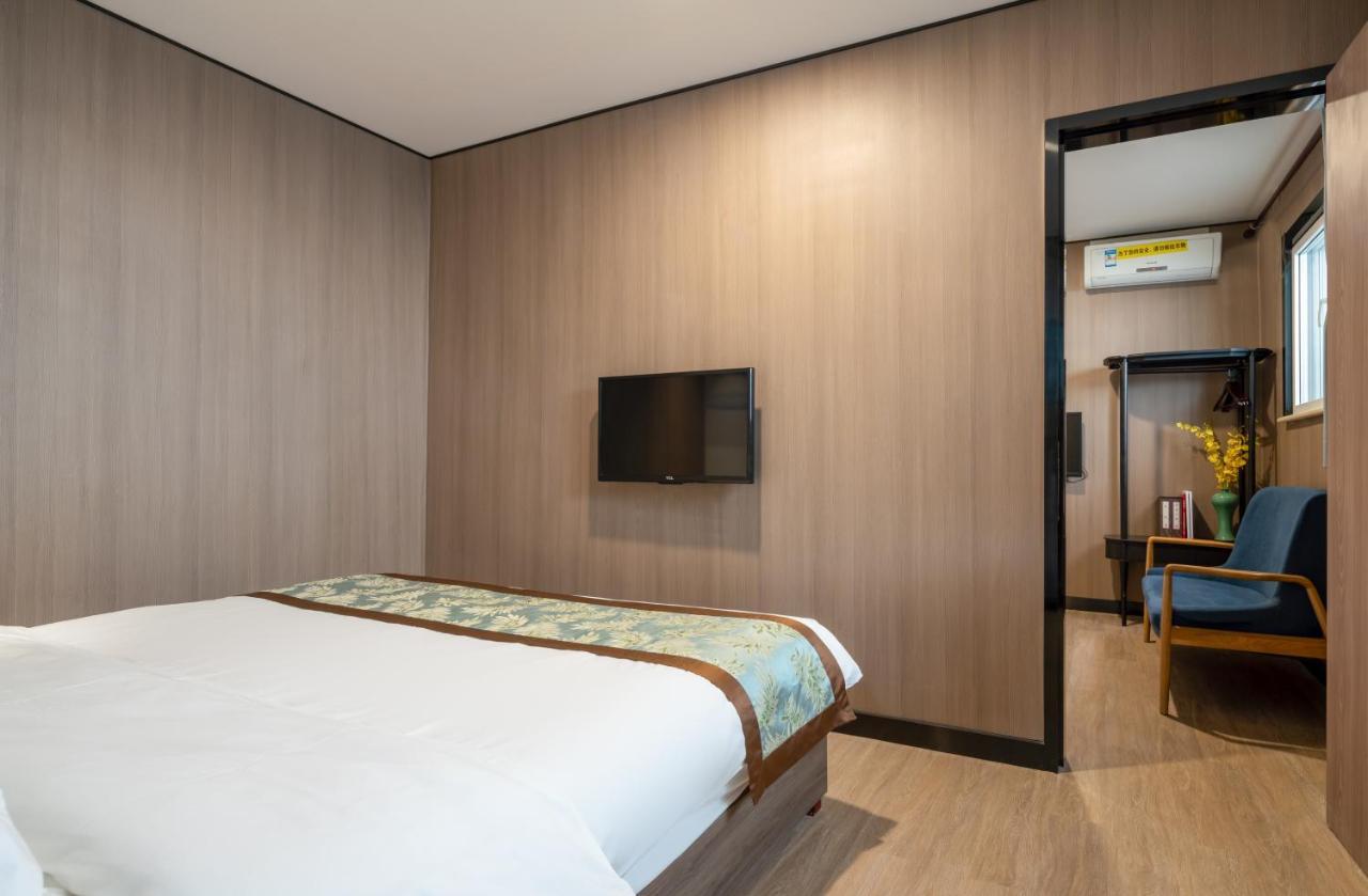 East Sacred Hotel ᴸᴱo---Foreign Accept---Tourism Service English-Speaking 丨 Near Tiananmen Forbidden City丨very Close To Metro Zhangzizhong And Beixinqiao 丨european Foot Ball English丨free Advance Tickets And Laundry Drying Service Coffee Snacks Peking Exteriör bild