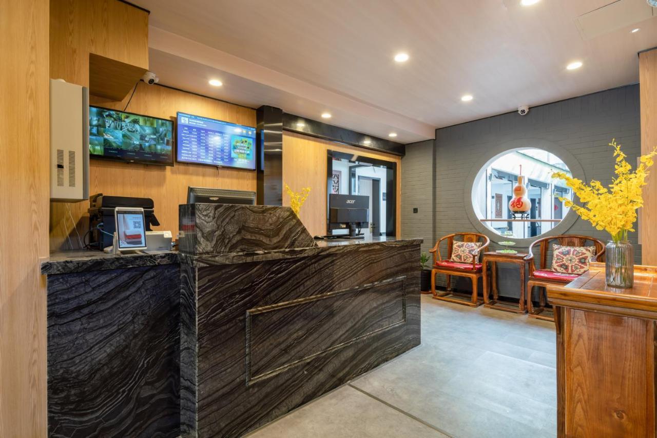 East Sacred Hotel ᴸᴱo---Foreign Accept---Tourism Service English-Speaking 丨 Near Tiananmen Forbidden City丨very Close To Metro Zhangzizhong And Beixinqiao 丨european Foot Ball English丨free Advance Tickets And Laundry Drying Service Coffee Snacks Peking Exteriör bild