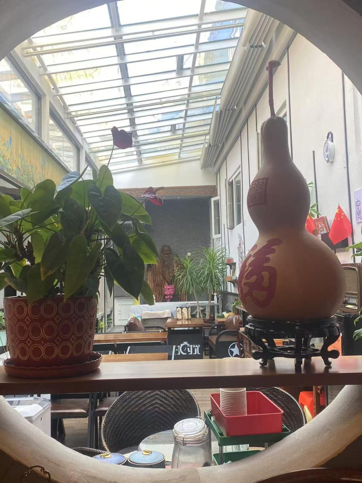 East Sacred Hotel ᴸᴱo---Foreign Accept---Tourism Service English-Speaking 丨 Near Tiananmen Forbidden City丨very Close To Metro Zhangzizhong And Beixinqiao 丨european Foot Ball English丨free Advance Tickets And Laundry Drying Service Coffee Snacks Peking Exteriör bild